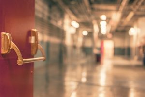 Σοκάρουν οι καταγγελίες: Ασθενείς πεθαίνουν στους διαδρόμους των νοσοκομείων στη Βρετανία