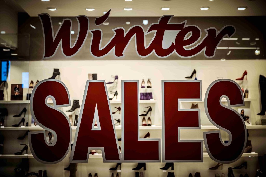 Ξεκινούν οι χειμερινές εκπτώσεις: Συμβουλές για ασφαλείς αγορές – Τι ισχύει για stock/outlet καταστήματα