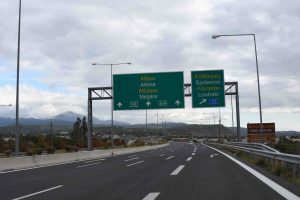 Διακοπή κυκλοφορίας στην Αθηνών-Κορίνθου λόγω εκτροπής φορτηγού