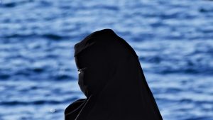 Επικό βίντεο: Η μπούρκα, η Μπέρμποκ και η Γερμανίδα παρουσιάστρια(vid)