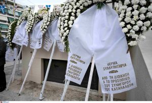 Πρ. Παυλόπουλος και Κ. Καραμανλής παρόντες στην εξόδιο ακολουθία του πρώην πρόεδρου του ΔΣΑ, Γ. Αδαμόπουλου