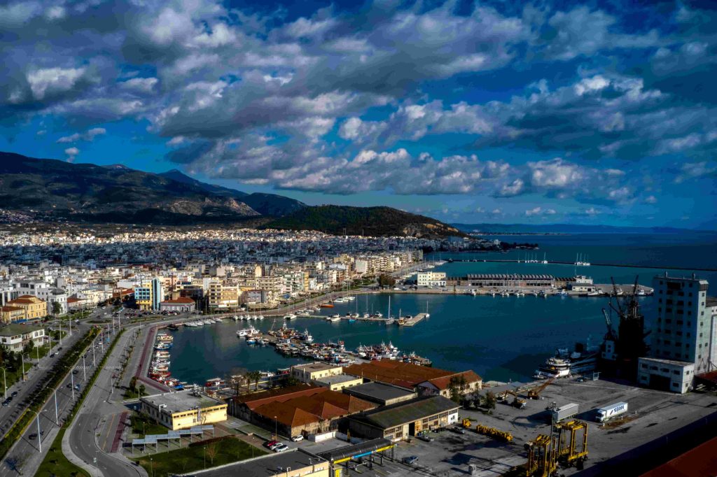 Βόλος: Σκάφος του Λιμενικού “καρφώθηκε” σε βράχια στην είσοδο του λιμανιού