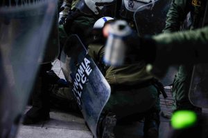Δώδεκα προσαγωγές και μία σύλληψη στα επεισόδια στο κέντρο της Αθήνας – Τραυματίστηκαν 4 αστυνομικοί-