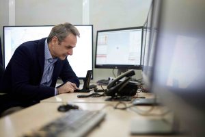 Παραμονή Πρωτοχρονιάς στο Κέντρο Επιχειρήσεων του ΕΚΑΒ για Μητσοτάκη – Γεωργιάδη