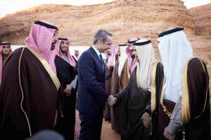 Ο Μητσοτάκης ανάμεσα στους…Σαουδάραβες:  Η υποδοχή με παραδοσιακούς χορούς – ΦΩΤΟ και ΒΙΝΤΕΟ