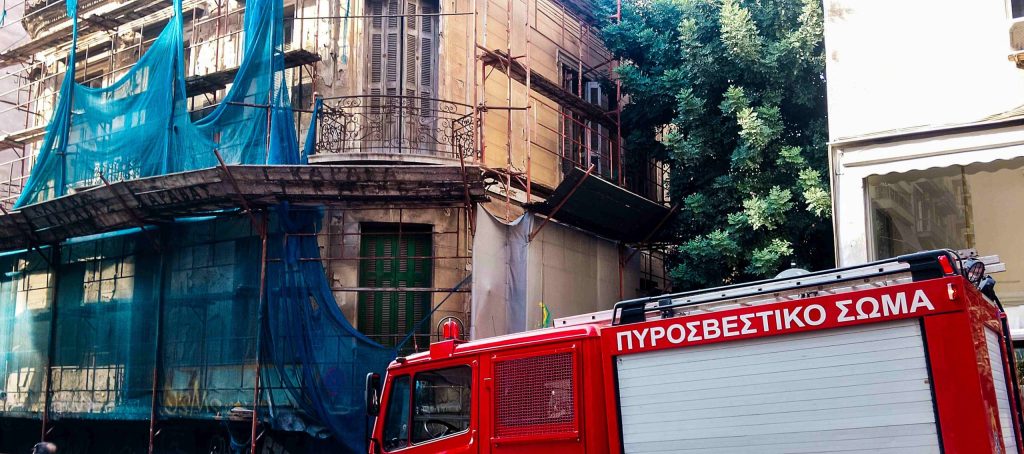 Υπό έλεγχο η πυρκαγιά σε εγκαταλελειμμένο κτίριο στο κέντρο της Αθήνας