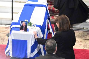 Ο επικήδειος Σακελλαροπούλου για Σημίτη: «Αποχαιρετάμε μια μεγάλη προσωπικότητα της σύγχρονης ιστορίας μας»