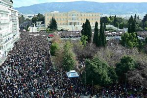 Ογκώδης η συγκέντρωση διαμαρτυρίας στην Αθήνα για τα Τέμπη – Επεισόδια στο Σύνταγμα και στα Προπύλαια