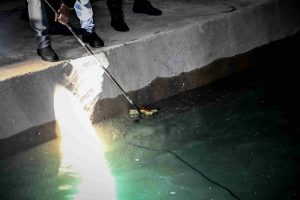Απρόοπτο στη Δεξαμενή Αθηνών παρουσία του Πρωθυπουργού: “Έχασαν” τον Σταυρό και τον έβγαλαν με κοντάρι – ΦΩΤΟ