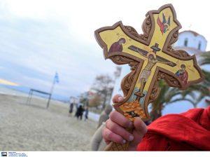Συνέβη και αυτό: Ιερέας στα Τρίκαλα πέταξε τον Σταυρό αντί για το ποτάμι…στο κεφάλι πιστού! Βίντεο