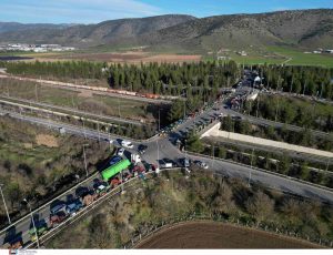 Τρίκαλα: Συμβολικός αποκλεισμός του κόμβου Μεγαλοχωρίου από οι αγρότες