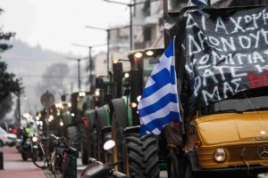 Αγρότες έκλεισαν συμβολικά τον δρόμο προς Αγιά στη Λάρισα – Μοίρασαν μήλα και έκαψαν άχυρα(vid)
