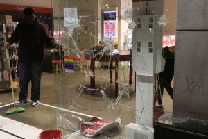 21 προσαγωγές και τέσσερις συλλήψεις για τους βανδαλισμούς στην Κυψέλη