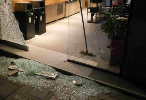 Καταδρομική επίθεση 30 κουκουλοφόρων στην Κυψέλη – Έσπαγαν με ρόπαλα βιτρίνες – ΦΩΤΟ