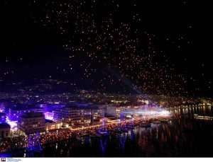 Εντυπωσιακές εικόνες από τον Βόλο – 14.000 φαναράκια φώτισαν χθες το βράδυ τον ουρανό vid