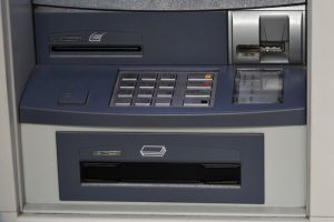 Ερώτηση βουλευτών για τις χρεώσεις σε ΑΤΜ της χώρας
