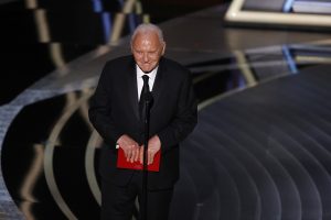 Ο Anthony Hopkins εκπλήσσει τους Ουαλούς – Η επιστροφή στην πατρίδα και το γεύμα με fish and chips