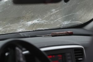 Γάζωσαν με καλάσνικοφ θωρακισμένο ΙΧ στην Αθήνα – Γνωστό στις αρχές το θύμα