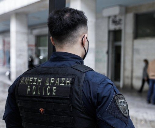 Σοκ στην Ομόνοια – 65χρονος εισέβαλε στα γραφεία του ΕΦΚΑ και απείλησε τους υπαλλήλους με στυλιάρι