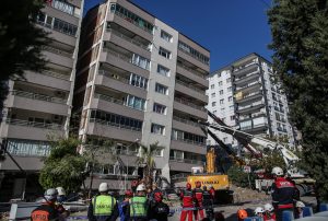 Έκτακτα μέτρα για τον κίνδυνο τσουνάμι με επίκεντρο τη Σμύρνη παίρνουν οι Τούρκοι