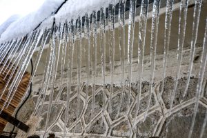 Πάγωσε μικρός καταρράκτης στη Φλώρινα λόγω του ψύχους