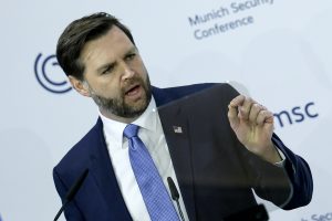Ο JD Vance βρέθηκε αντιμέτωπος με φιλο-Ουκρανούς διαδηλωτές ενώ περπατούσε με την 3χρονη κόρη του