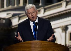 Βουλευτής «πάγωσε» εν ώρα ομιλίας: Φοβήθηκαν εγκεφαλικό, video