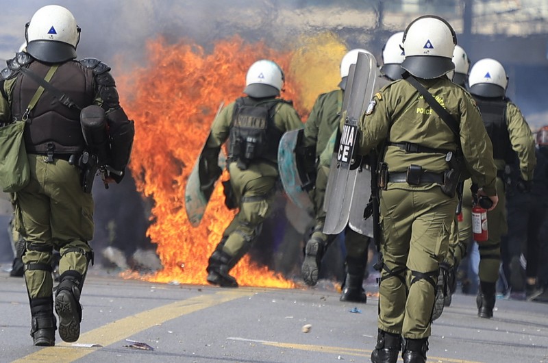 Επίθεση με μολότοφ σε αστυνομικούς στα Εξάρχεια – Τραυματίστηκε ένας αστυνομικός