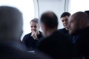 Μητσοτάκης από Σαντορίνη: «Πρέπει να είμαστε έτοιμοι – Σταθερή η δραστηριότητα του ηφαιστείου Κολούμπο»