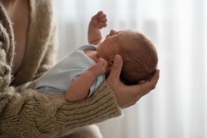 Σοκ στο Παρίσι: 18χρονη πέταξε το νεογέννητο μωρό της από το παράθυρο!