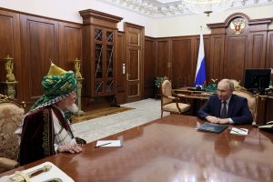 Ποιός χάρισε στον Πούτιν σπαθί και ασπίδα – ΒΙΝΤΕΟ