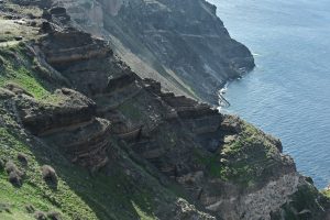 Καμπανάκι από ΕΚΠΑ: Κίνδυνος κατολισθήσεων στη Σαντορίνη – Μια δυνατή βροχή μπορεί να λειτουργήσει ως καταλύτης