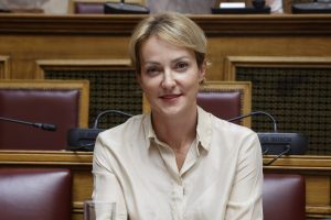 Σδούκου: Ποιος πιστεύει ότι οι χιλιάδες ΑΦΜ που έλαβαν αδικαιολόγητες ενισχύσεις ανήκουν μόνο στη ΝΔ;