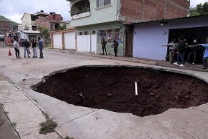 Η τρομακτική στιγμή που τρύπα «καταπίνει» ΙΧ στη μέση του δρόμου, vid