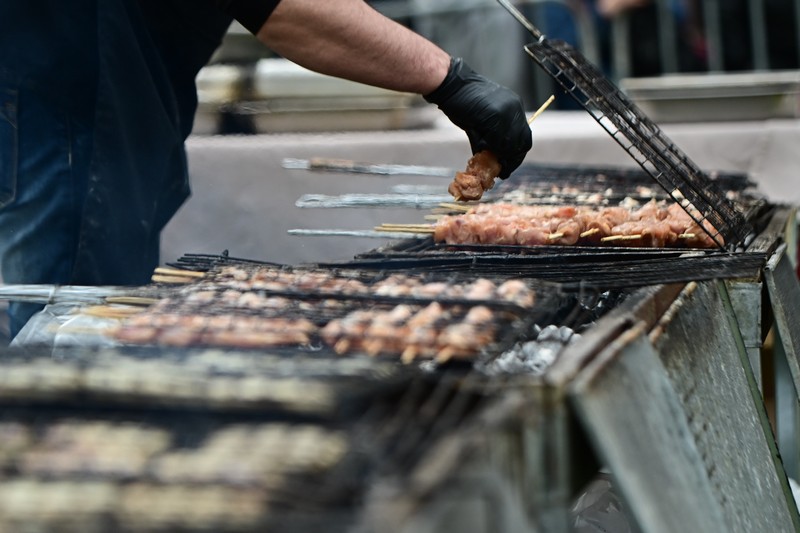 Θεσσαλονίκη: Πήραν φωτιά οι ψησταριές – Παραμονή Πρωτοχρονιάς με μουσική και χορό παρά το κρύο, vid