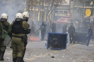 Νέα ένταση στο κέντρο της Θεσσαλονίκης-Κουκουλοφόροι επιτέθηκαν σε αστυνομικούς