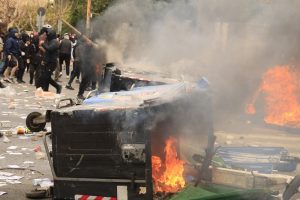Επεισόδια στο Σύνταγμα: Δίωξη για πλημμελήμματα σε 11 συλληφθέντες