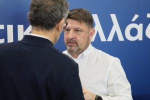 Ο Χαρδαλιάς στη Σαντορίνη: «Εγώ είχα τη τιμή να υπογράψω το “σχέδιο Τάλως”»