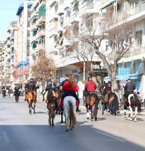 Πανέμορφα άλογα “ξεχύθηκαν” στους δρόμους της Θεσσαλονίκης φτάνοντας μέχρι το άγαλμα του Μεγάλου Αλεξάνδρου(vid)