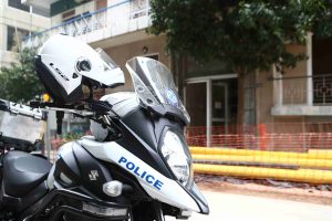 Εκρηκτικός μηχανισμός εξερράγη σε είσοδο πολυκατοικίας στη Θεσσαλονίκη, vid