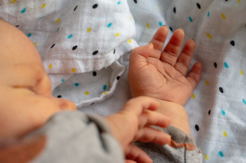 Συγκλονιστικό βίντεο: Γυναίκα γέννησε πάνω σε μηχανάκι πριν προλάβει να φτάσει στο νοσοκομείο (Vid)