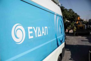 Διακοπή κυκλοφορίας σε δρόμους του Παλαιού Φαλήρου – Έσπασε αγωγός της ΕΥΔΑΠ