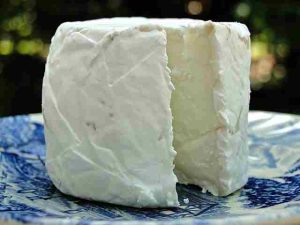 Cheese Rolling: Ρίσκαραν τη ζωή τους για να πιάσουν ένα…τυρί που κυλάει!(vid)