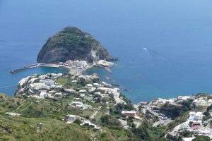 Αρχαίοι Έλληνες ζούσαν σε ηφαιστειακό νησί που φιλοξενούσε κοσμοπολίτικη κοινότητα – Ο τάφος με το Κύπελλο του Νέστορα
