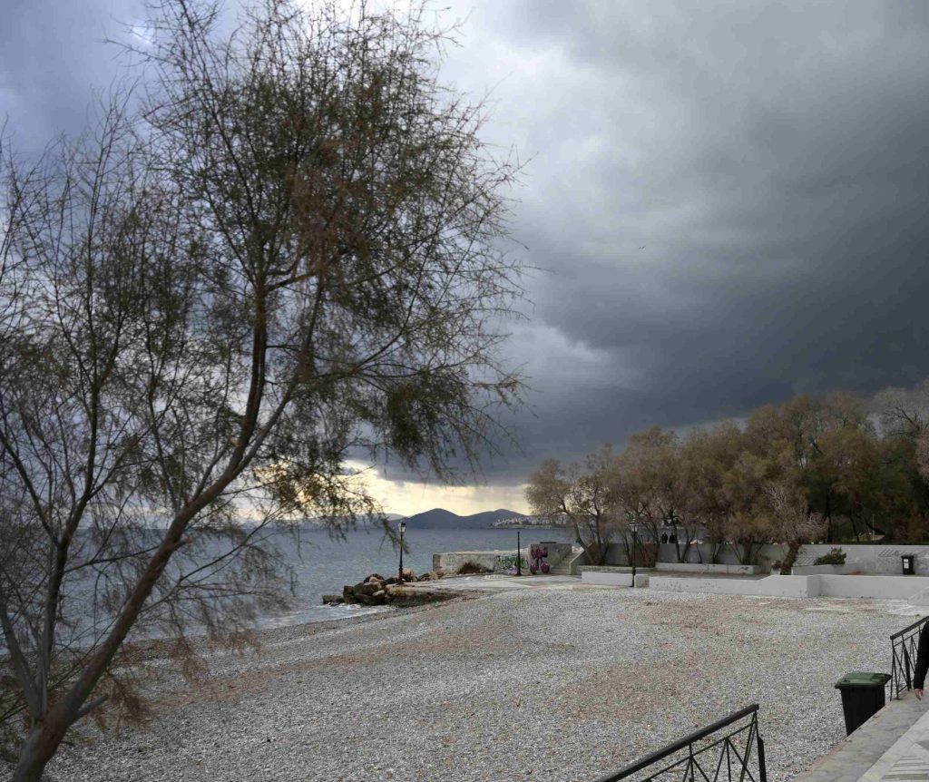 Καιρός σήμερα: Τοπικές βροχές και ισχυροί άνεμοι έως 8 μποφόρ