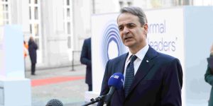 Μητσοτάκης για Σαντορίνη: Διαχειριζόμαστε ένα έντονο φαινόμενο – Να είναι ψύχραιμοι οι νησιώτες