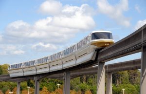 Monorail: Η γραμμή χωρίς οδηγό με το γυάλινο δάπεδο που κόβει την ανάσα – Βίντεο