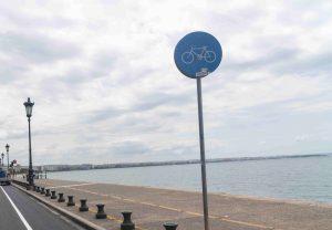 Θεσσαλονίκη: Ξεκίνησαν οι εργασίες για την απομάκρυνση του ποδηλατοδρόμου από τη Λ. Νίκης