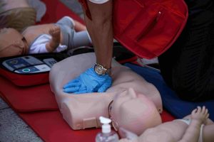 Καταστήματα λιανικής και υπ. Υγείας – Στο επίκεντρο η εκπαίδευση στις πρώτες βοήθειες και οι απινιδωτές