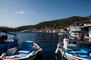 Πώς το ψάρεμα και οι ιχθυοκαλλιέργειες δίνουν ώθηση στον ελληνικό τουρισμό -Τι λέει μια γυναίκα – ψαράς